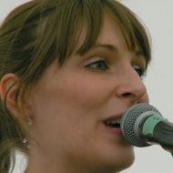 Emily Smith, 44 (Folksänger)