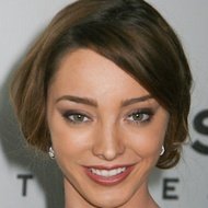 Emma Dumont, 29 (電視女演員)