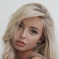 Emma Kotos, 27 (Instagram明星)