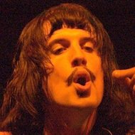 Eric Nally, 39 (Ca sĩ nhạc Rock)