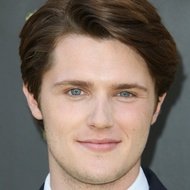 Eugene Simon, 33 (TV-acteur)
