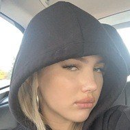 Ezzie, 21 (YouTube Star)