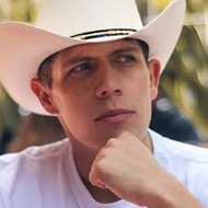 Fernando Corona, 28 (Ca sĩ)