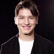 Florian Beqiri, 25 (Chanteur de musique du monde)