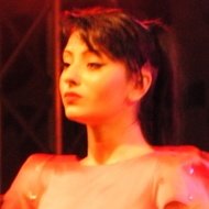 Giulia Anghelescu, 40 (流行歌手)