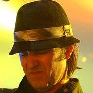 Greg Camp, 56 (Guitarrista)
