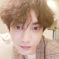 Gun-woo Lee, 35 (Pop Singer)