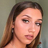 Hannah Mrozak, 25 (流行歌手)