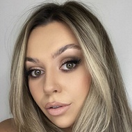 Holly Barnes, 27 (TikTok明星)