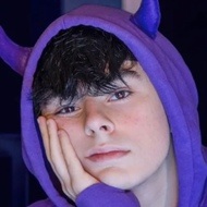 iitsace, 21 (Estrella de Instagram)