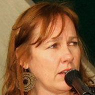 Iris Dement, 63 (民歌手)