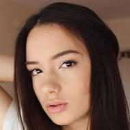 Jana Dacovic, 25 (YouTube明星)