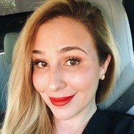 Janelle Vega, 45 (医生)