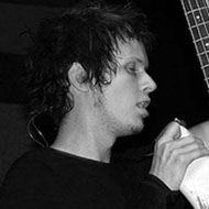 Jason McCaslin, 43 (Baixista)