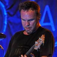 Jeff Ament, 60 (貝斯手)