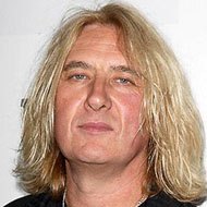 Joe Elliott, 64 (Chanteur de rock)