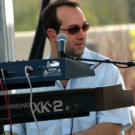 Joel Cummins, 50 (Pianista)