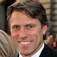 John Bishop, 57 (Komiek)