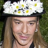 John Galliano, 63 (Diseñador de Modas)