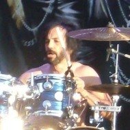 Johnny Dee, 62 (鼓手)