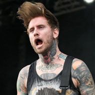 Jona Weinhofen, 41 (吉他手)