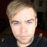 Jono Yates, 38 (Гитарист)