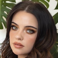 Julia Adams, 28 (化妆师)