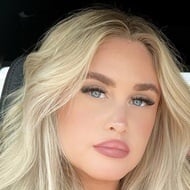 Julia Brads, 27 (TikTok明星)