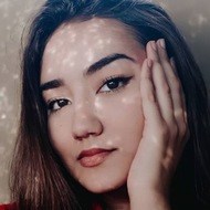 Julia Carvalho, 25 (YouTuber)