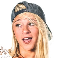 Julia Cole, 30 (乡村歌手)