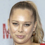 Julia De Mars, 28 (Thành viên gia đình)