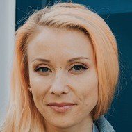 Julia Hardy, 33 (電視節目主持人)