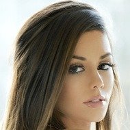 Julianne Kissinger, 31 (Instagram Star)