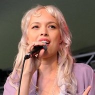 Kate Earl, 42 (摇滚歌手)