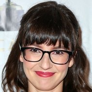 Katie Crown, 38 (Dubladora)