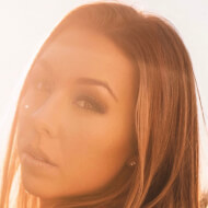 Kelly Sweet, 37 (流行歌手)