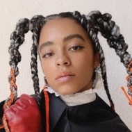 Kelsey Lu, 34 (流行歌手)