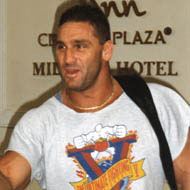 Ken Shamrock, 60 (摔跤手)