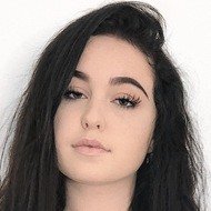 Kendra Checketts, 26 (流行歌手)