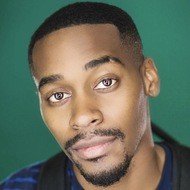 Kennedy Moore, 32 (喜劇演員)