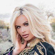 Kina Tavarozi, 36 (模特)