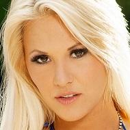 Kindly Myers, 40 (Modelo)