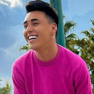 Lapizín, 19 (YouTube Star)