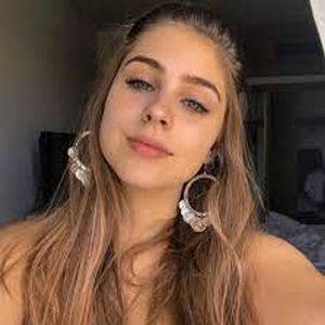 Lari Almeida, 17 (TikTok Star)