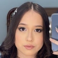 Lari Gamer, 18 (Instagram Star)