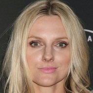 Laura Brown, 51 (记者)