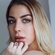 Laura Girard, 32 (Blogger)