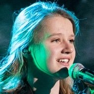 Laura Van Kaam, 25 (Pop Singer)