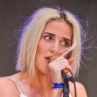 Lauren Henson, 38 (流行歌手)