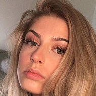 Lauren Hicks, 22 (TikTok Star)